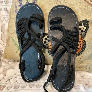 Plaka flat sandals